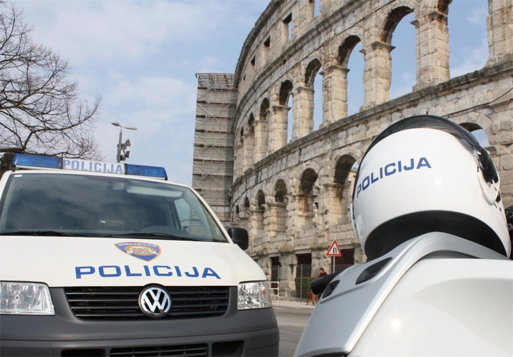 PULA Uključio se u promet bez provjere pa srušio ženu s motora ZADRŽANA